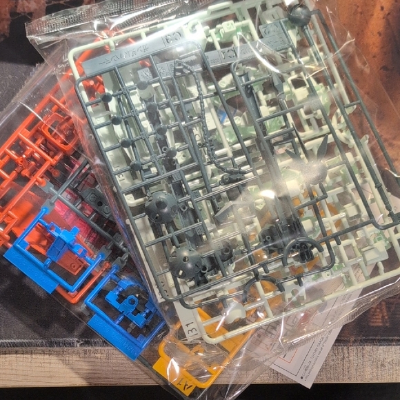 Gundam RX-78-2 Model Kit - Picture 2 of 5